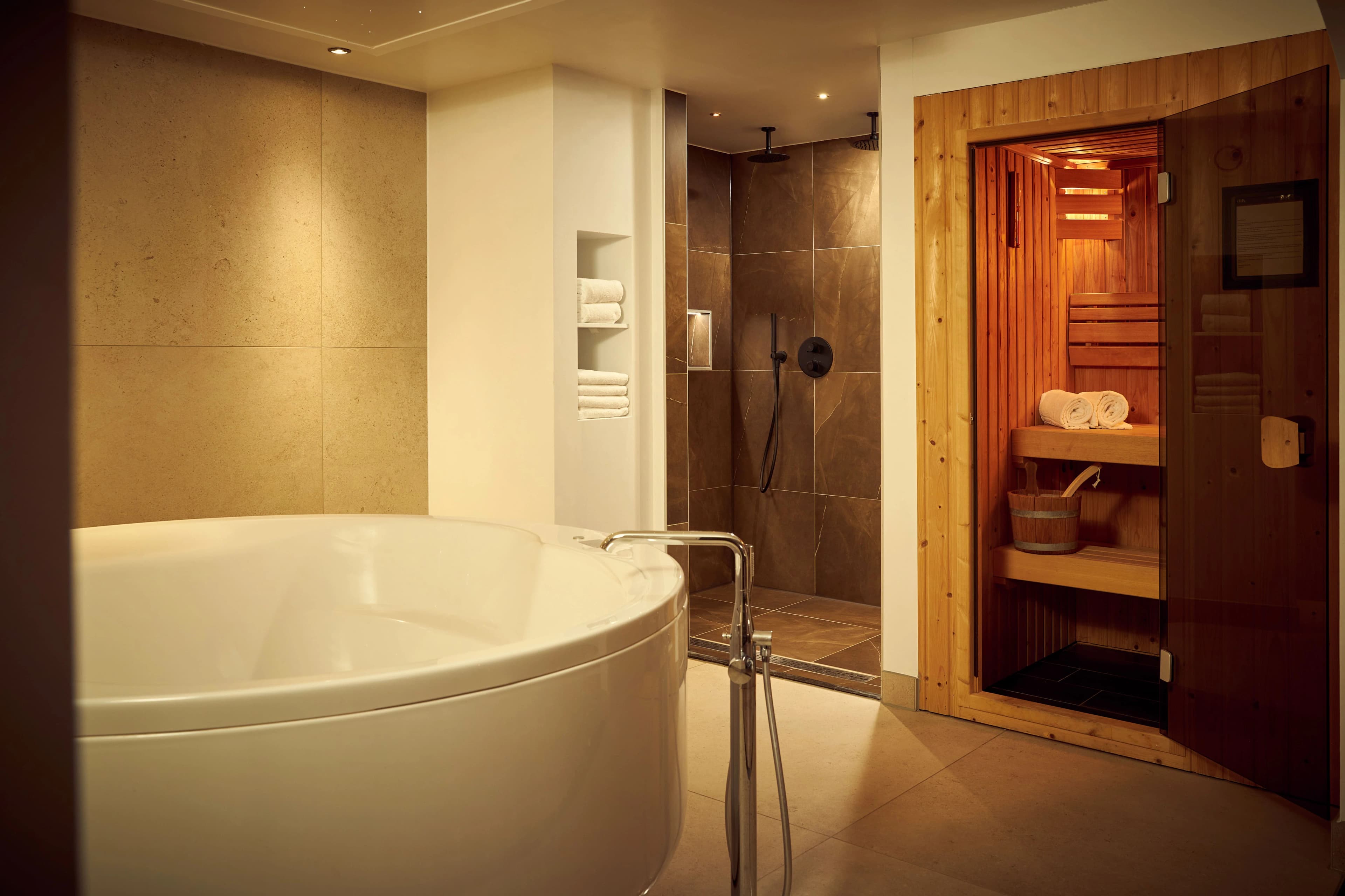 Hotelkamer met jacuzzi en sauna in Emmeloord - Van der Valk Emmeloord